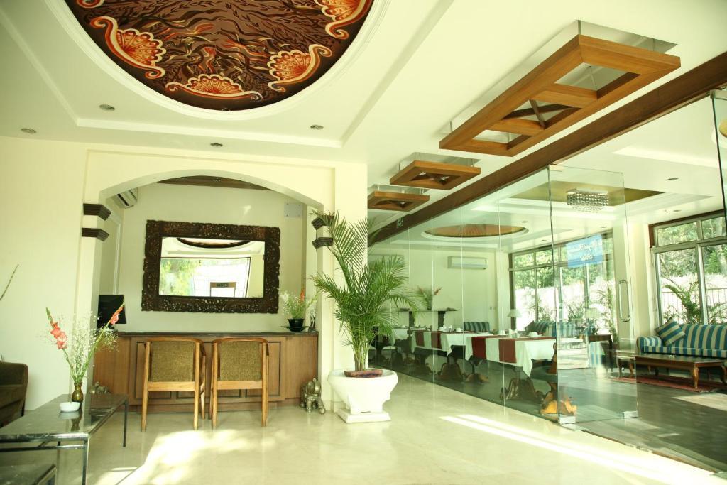 The Royal Residency Hotel Nova Deli Quarto foto